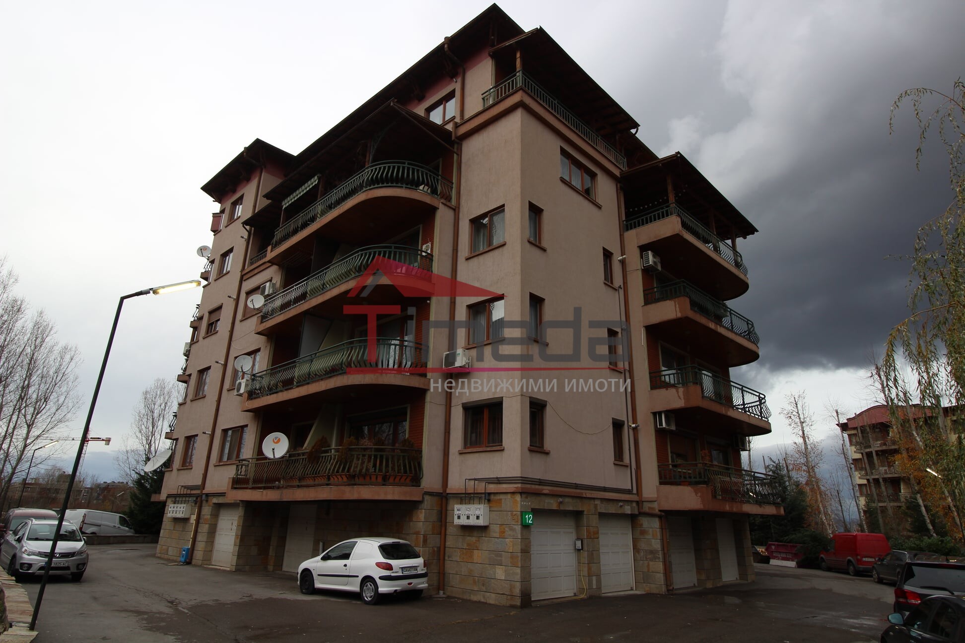Продава 3-стаен апартамент